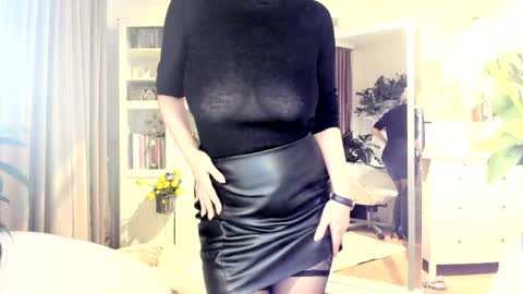 ollalla7 online show from April 11, 5:05 pm