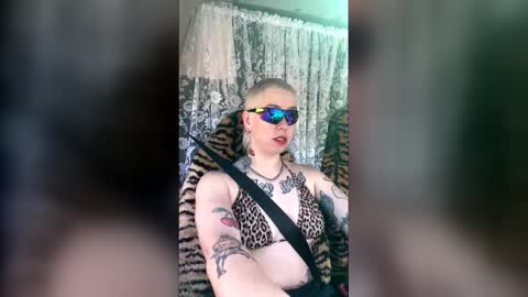 onegirlonevan online show from April 27, 11:07 am