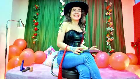 Snapshot of oriana_thomson2 chatting on February 13, 11:15 pm Oriana online show from February 13, 11:15 pm
