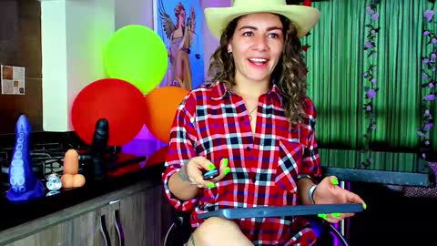 Snapshot of oriana_thomson2 chatting on February 8, 6:55 pm Oriana online show from February 8, 6:55 pm