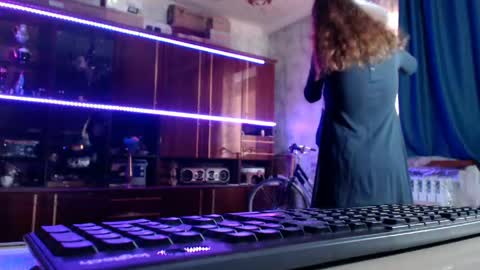 Ella online show from April 27, 1:52 pm