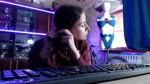 Ella online show from April 26, 1:42 pm