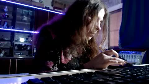 Ella online show from April 21, 6:42 am