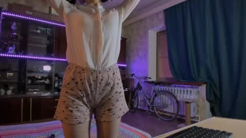 Ella online show from June 3, 3:28 pm