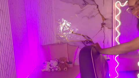 peachy_tay online show from April 21, 11:39 am