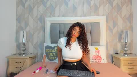 Snapshot of penelope_cox chatting on September 23, 3:48 am Penelope online show from September 23, 3:48 am