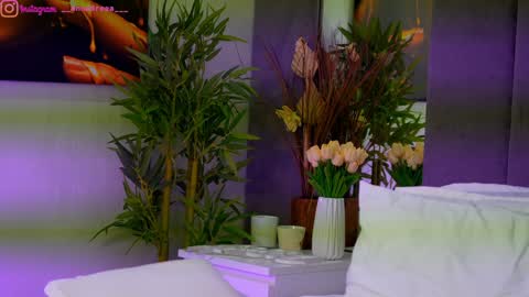 Dee online show from October 27, 4:24 pm