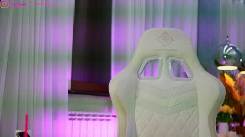 Dee online show from February 13, 1:57 pm