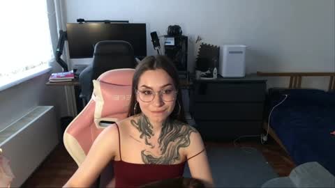 petal_dust_ online show from March 30, 2:16 pm