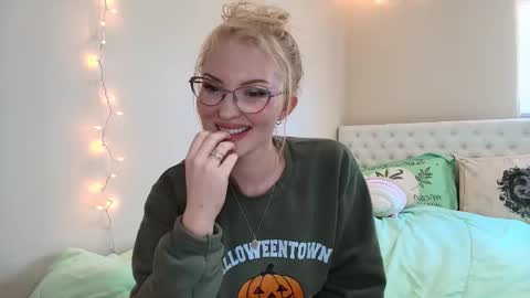 Snapshot of petite_cupcake chatting on October 27, 5:41 pm Little cupcake online show from October 27, 5:41 pm