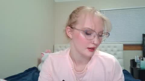 Snapshot of petite_cupcake chatting on February 25, 11:48 pm Little cupcake online show from February 25, 11:48 pm