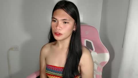 petite_pauline online show from March 18, 5:29 pm