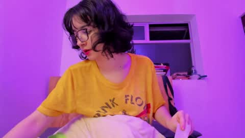 Snapshot of petitee_lunna chatting on December 19, 1:28 am Lunna online show from December 19, 1:28 am
