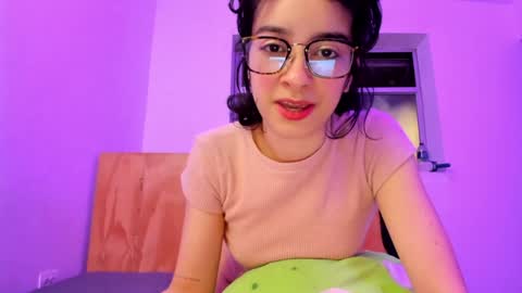 Snapshot of petitee_lunna chatting on December 21, 2:19 am Lunna online show from December 21, 2:19 am