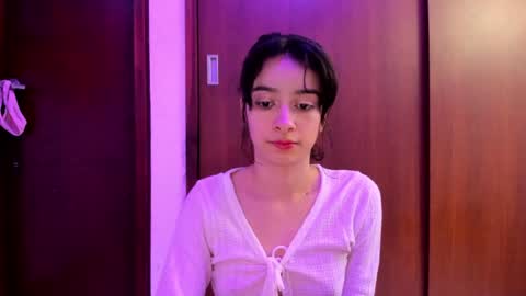 Snapshot of petitee_lunna chatting on February 3, 1:09 am Lunna online show from February 3, 1:09 am