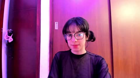 Snapshot of petitee_lunna chatting on February 2, 12:40 am Lunna online show from February 2, 12:40 am
