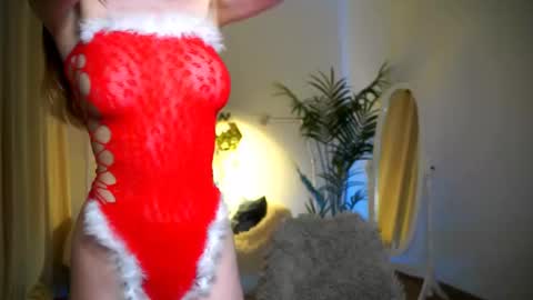 Snapshot of petitegonwiild chatting on December 7, 12:02 pm Petitegonwiild online show from December 7, 12:02 pm