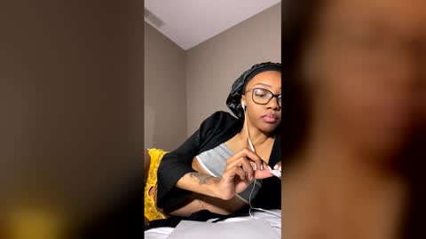 petitetingz online show from June 11, 5:26 am