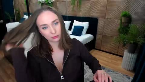 Snapshot of pieceofinspiration chatting on October 16, 8:11 pm Emelie online show from October 16, 8:11 pm