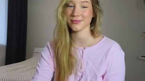 Snapshot of pink_rosee_ chatting on October 2, 3:55 am online show from October 2, 3:55 am