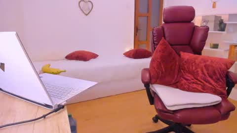 Snapshot of pleasurewitch chatting on October 17, 8:45 pm PleasureWitch online show from October 17, 8:45 pm