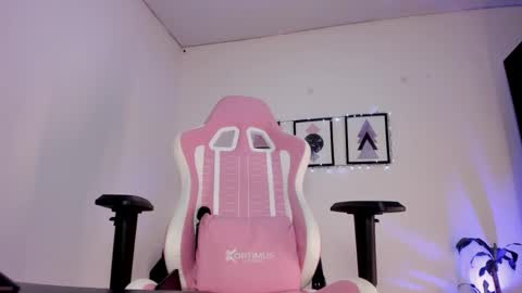 Snapshot of pocahontas_sensual chatting on October 17, 2:04 am Jasmine online show from October 17, 2:04 am