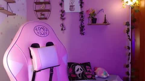 Snapshot of poison_liv chatting on September 25, 1:54 pm poison_liv online show from September 25, 1:54 pm