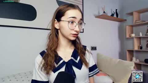 Snapshot of polly_bee chatting on October 11, 7:35 am Polly online show from October 11, 7:35 am