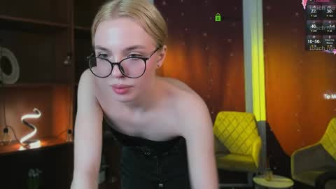 polly_cute1 online show from April 29, 9:31 pm