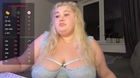 Snapshot of polly_cuteee chatting on October 22, 7:19 pm polly_cuteee online show from October 22, 7:19 pm