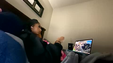 prettyfacefemale online show from February 3, 6:22 am