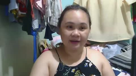 Snapshot of prettynhing chatting on January 18, 1:52 am Nhing online show from January 18, 1:52 am