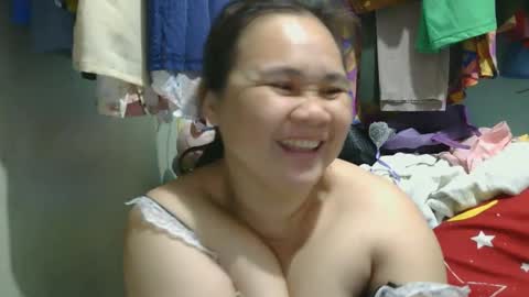 Snapshot of prettynhing chatting on January 12, 2:03 am Nhing online show from January 12, 2:03 am