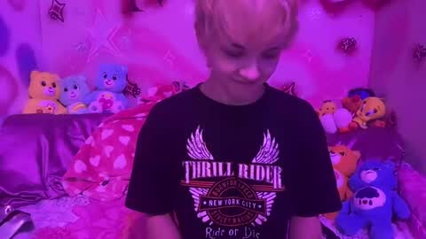 pvnkpixie online show from September 18, 3:21 pm