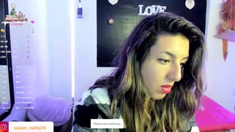 Snapshot of queen_natttyy chatting on December 14, 2:33 am queen_natttyy online show from December 14, 2:33 am