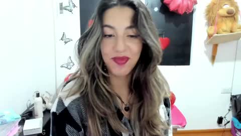 Snapshot of queen_natttyy chatting on February 21, 4:40 am queen_natttyy online show from February 21, 4:40 am