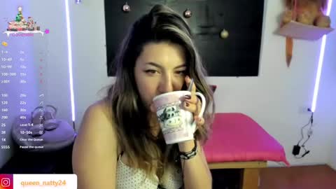 Snapshot of queen_natttyy chatting on December 23, 8:11 am queen_natttyy online show from December 23, 8:11 am