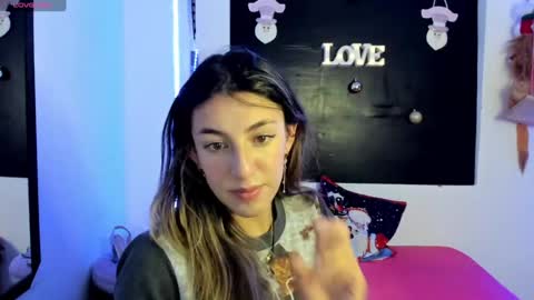 Snapshot of queen_natttyy chatting on January 3, 3:49 am queen_natttyy online show from January 3, 3:49 am