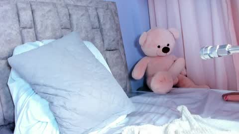 queen_yully online show from April 8, 8:55 pm