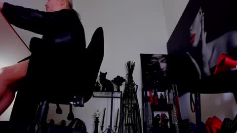 Misscatsnow online show from February 6, 2:15 am