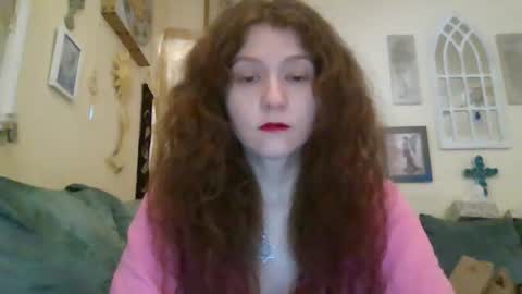 queencrimsonlvx online show from February 19, 8:40 pm