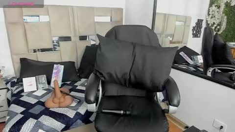 QUEENJEENN online show from January 8, 1:31 pm