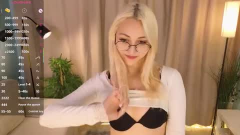 Snapshot of radi_rose chatting on October 5, 9:31 pm Karina online show from October 5, 9:31 pm