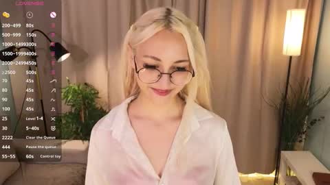 Snapshot of radi_rose chatting on September 28, 9:31 pm Karina online show from September 28, 9:31 pm
