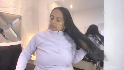 Raquel Moore  online show from April 24, 12:41 pm