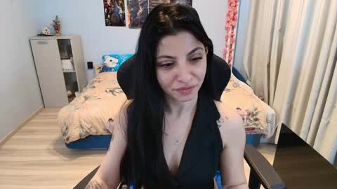 raven_haired_goddess online show from April 17, 6:37 am