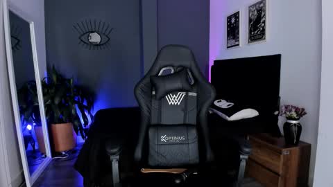 Snapshot of ravenwitch_ chatting on September 11, 10:54 pm Raven Witch online show from September 11, 10:54 pm