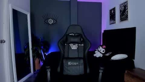 Snapshot of ravenwitch_ chatting on September 18, 9:13 pm Raven Witch online show from September 18, 9:13 pm