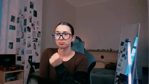 Snapshot of raviolly046 chatting on October 16, 1:36 pm Alia Mereyn online show from October 16, 1:36 pm