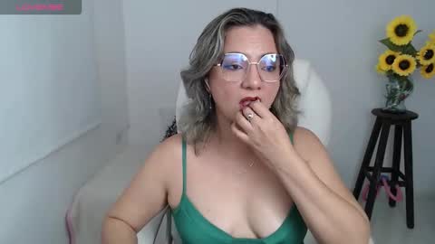 Snapshot of rebeca_milf chatting on October 15, 2:30 pm REBECA online show from October 15, 2:30 pm